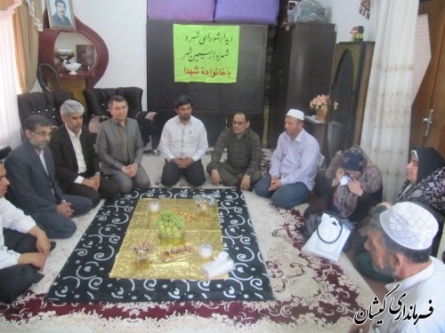 به‌ مناسبت هفته دولت، فرماندار و مسئولان شهرستان گمیشان با خانواده‌های شهدا دیدار کردند