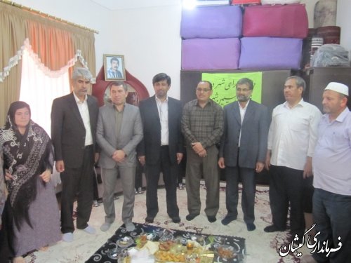 به‌ مناسبت هفته دولت، فرماندار و مسئولان شهرستان گمیشان با خانواده‌های شهدا دیدار کردند