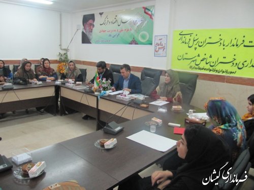 نشست فرماندار با دختران پرسنل فرمانداری، بخشداری و دختران شاخص شهرستان