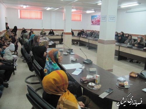 نشست فرماندار با دختران پرسنل فرمانداری، بخشداری و دختران شاخص شهرستان