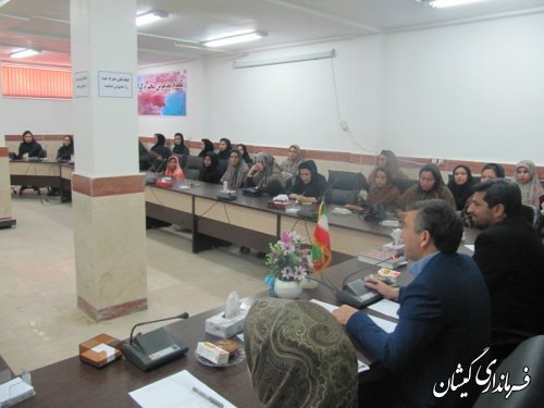 نشست فرماندار با دختران پرسنل فرمانداری، بخشداری و دختران شاخص شهرستان