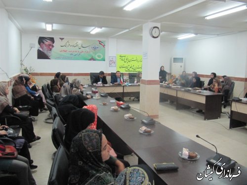 نشست فرماندار با دختران پرسنل فرمانداری، بخشداری و دختران شاخص شهرستان