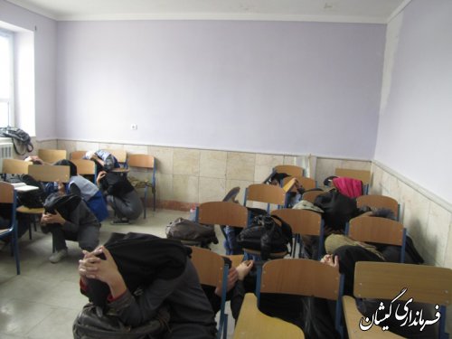مانور پدافند غیر عامل با هدف افزایش آگاهی دانش‌آموزان در مدارس شهرستان گمیشان برگزار شد.