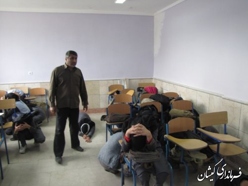 مانور پدافند غیر عامل با هدف افزایش آگاهی دانش‌آموزان در مدارس شهرستان گمیشان برگزار شد.