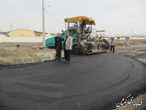 بازدید معاون فرماندار از آسفالت ومحوطه سازی مسکن مهر گمیشان