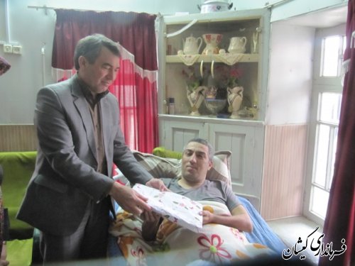 عیادت فرماندار گمیشان از معلول نخاعی به مناسبت دهه مبارک فجر