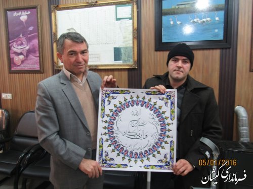 دیدار فرماندار گمیشان با هنرمند معلول تذهیب کار شهرستان