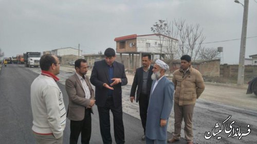 بازدید بخشدار گلدشت از پروژه آسفالت قرنجیک خواجه خان