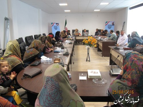 نشست بانوان بافنده شبکه تولید فرش شهرستان با فرماندار گمیشان برگزار شد