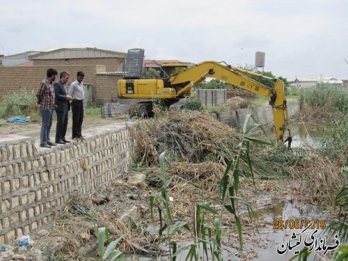 بازدید فرماندار گمیشان از عملیات لایروبی کانال وسط شهر گمیش تپه