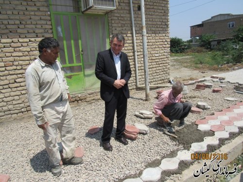 بازدید سرزده فرماندار گمیشان از اجرای پازل فرش معابر روستای بصیرآباد