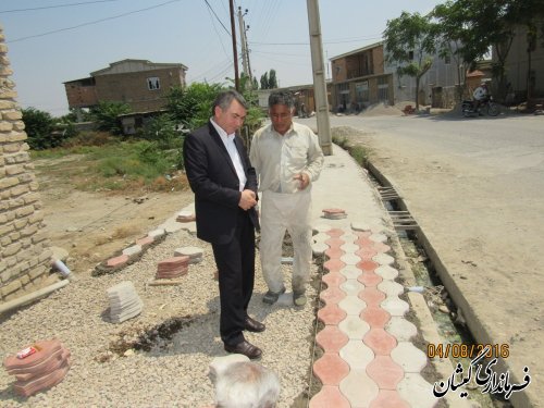 بازدید سرزده فرماندار گمیشان از اجرای پازل فرش معابر روستای بصیرآباد