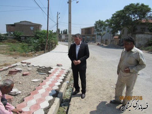 بازدید سرزده فرماندار گمیشان از اجرای پازل فرش معابر روستای بصیرآباد