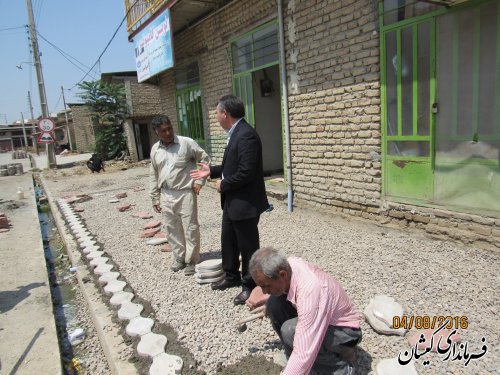 بازدید سرزده فرماندار گمیشان از اجرای پازل فرش معابر روستای بصیرآباد