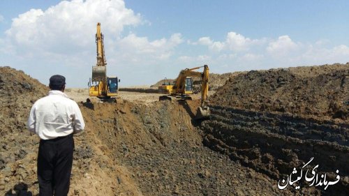 بازدید فرماندار گمیشان از احداث کانال آبرسان سایت میگو