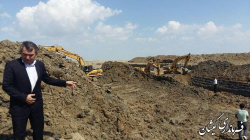 بازدید فرماندار گمیشان از احداث کانال آبرسان سایت میگو