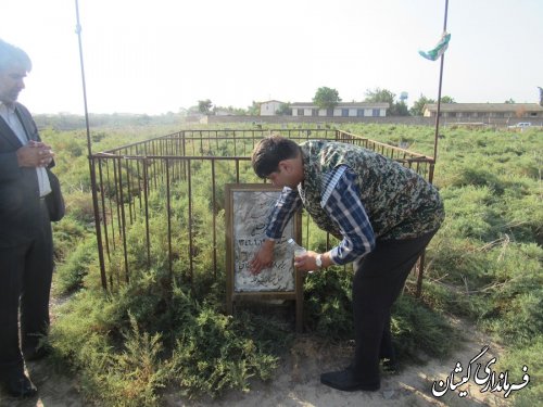 گلزار شهدای بخش گلدشت غبار روبی و عطر افشانی شد