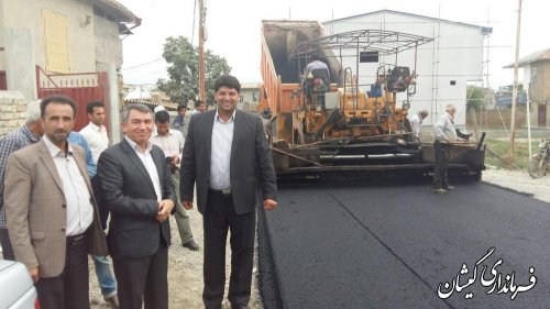 بازدید فرماندار گمیشان از عملیات اجرای آسفالت معابر روستای بصیر آباد