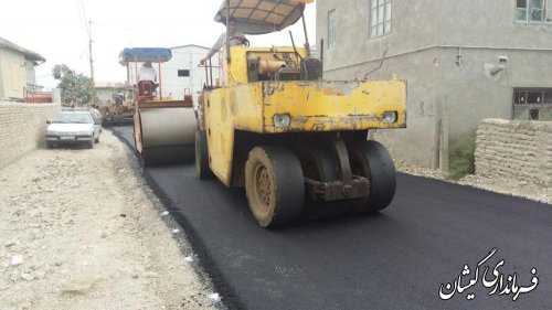 بازدید فرماندار گمیشان از عملیات اجرای آسفالت معابر روستای بصیر آباد