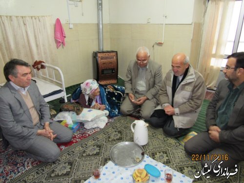دیدار فرماندار گمیشان با خانواده شهید عیسی نظرنژاد