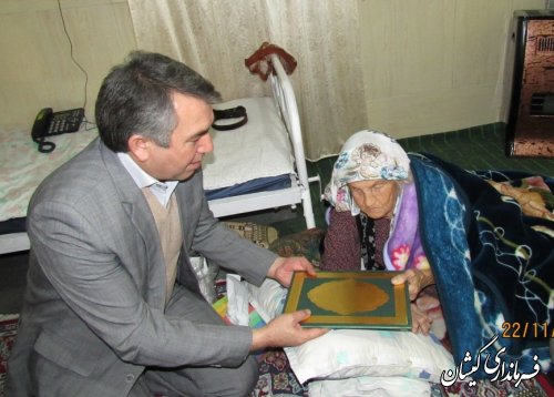 دیدار فرماندار گمیشان با خانواده شهید عیسی نظرنژاد