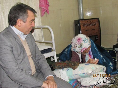 دیدار فرماندار گمیشان با خانواده شهید عیسی نظرنژاد