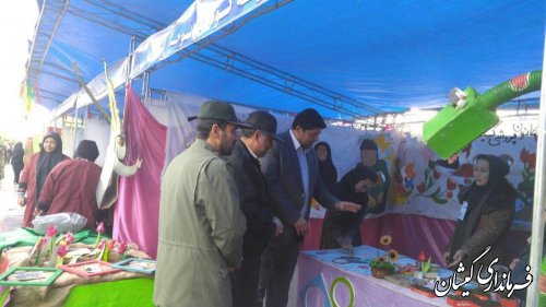 بازدید فرماندار گمیشان از غرفه کانون پرورش فکری کوردکان و نوجوانان شهرستان
