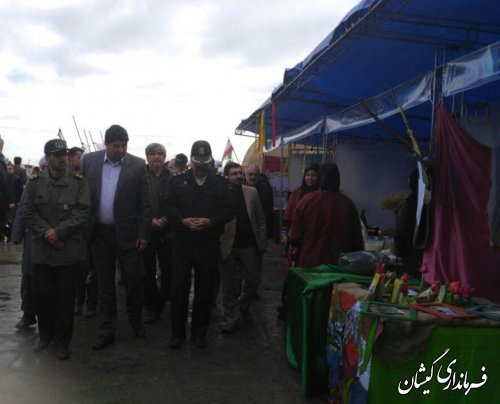 بازدید فرماندار گمیشان از غرفه کانون پرورش فکری کوردکان و نوجوانان شهرستان