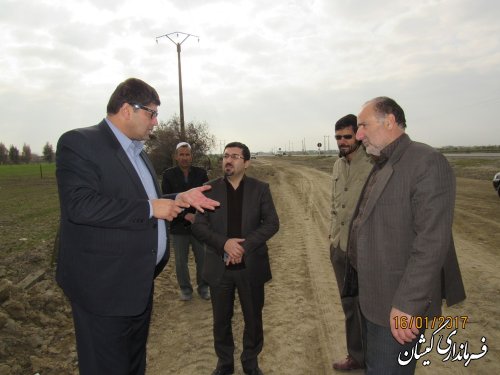 بازدید فرماندار گمیشان از عملیات آماده سازی کاشت نهال محور گمیش تپه به خواجه نفس
