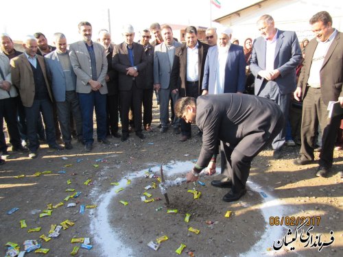 مراسم کلنگ زنی مدرسه 7 کلاسه شهید تراج نژاد سیمین شهر برگزار شد