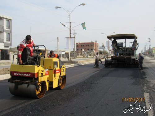 بازدید فرماندار گمیشان از اجرای آسفالت معابر سطح شهر گمیش تپه