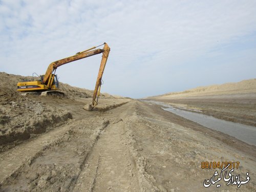 بازدید فرماندار گمیشان از کانال آبرسان و زهکش اصلی لاین 1 و 2سایت میگو