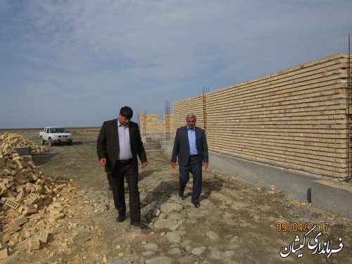 بازدید فرماندار گمیشان از پروژه مرکز تکثیر میگو