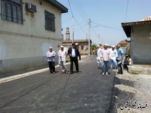 بازدید فرماندار از آسفالت معابر سطح روستای قلعه کریم ایشان