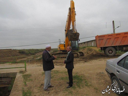 بازدید فرماندار از آسفالت معابر سطح روستای قلعه کریم ایشان