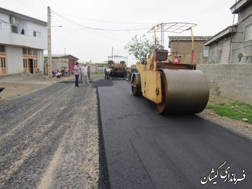 بازدید فرماندار از آسفالت معابر سطح روستای قلعه کریم ایشان