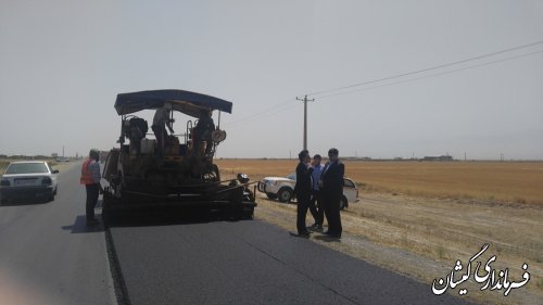 بازدید فرماندار گمیشان از اجرای روکش آسفالت محدوده شهرستان محور اصلی بندرترکمن- آق قلا