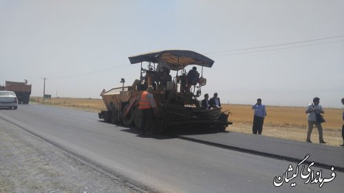 بازدید فرماندار گمیشان از اجرای روکش آسفالت محدوده شهرستان محور اصلی بندرترکمن- آق قلا