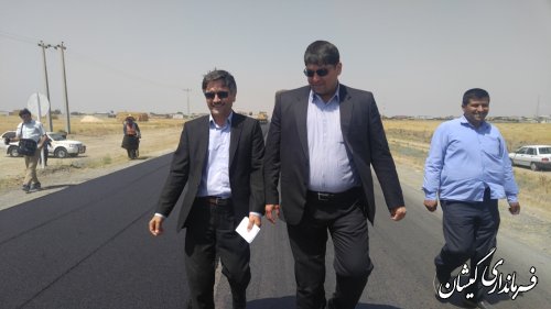 بازدید فرماندار گمیشان از اجرای روکش آسفالت محدوده شهرستان محور اصلی بندرترکمن- آق قلا