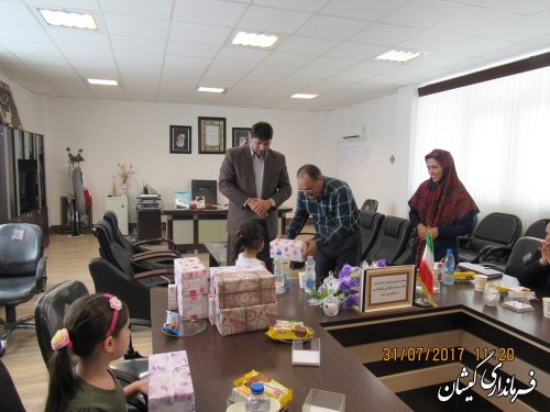 نشست صمیمی فرماندار گمیشان با فرزندان دختر پرسنل فرمانداری و بخشداری ها
