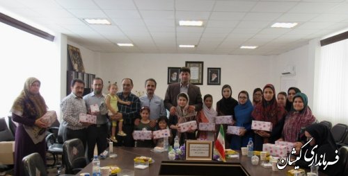 نشست صمیمی فرماندار گمیشان با فرزندان دختر پرسنل فرمانداری و بخشداری ها