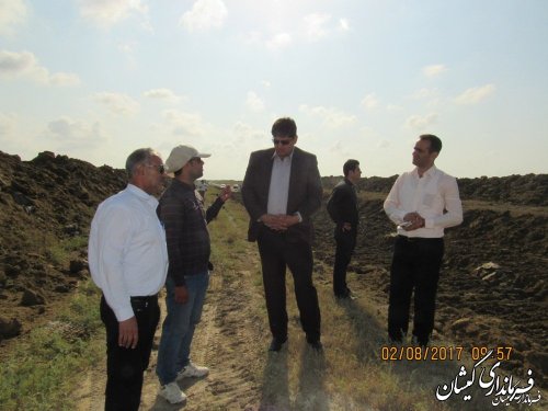 بازدید فرماندار گمیشان از عملیات زهکشی اراضی
