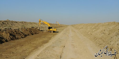 بازدید فرماندار گمیشان از عملیات زهکشی اراضی