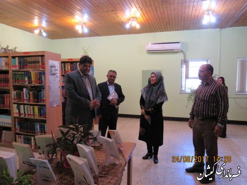 بازدید فرماندار گمیشان از نمایشگاه کتاب هفته دولت