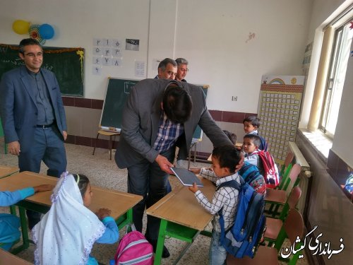 فرماندار گمیشان از دبستان روستای صفا ایشان بازدید کرد