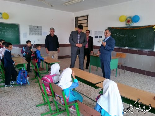 فرماندار گمیشان از دبستان روستای صفا ایشان بازدید کرد