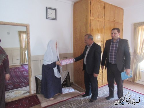 دیدار بخشدار گلدشت با خانوده های شهدا به مناسبت هفته دفاع مقدس