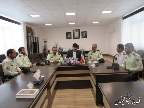 دیدار فرمانده و پرسنل نیروی انتظامی شهرستان با فرماندار گمیشان
