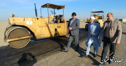 بازدید فرماندار گمیشان از اجرای آسفالت محور سیمین شهر به ناردانلی
