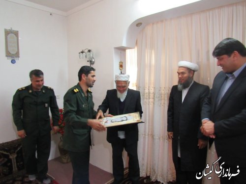 فرماندار گمیشان با خانواده شهید عبدالعزیز مامی زاده دیدار کرد
